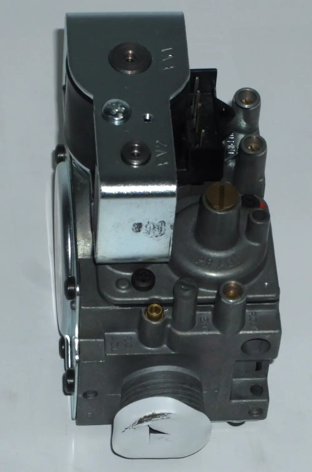 Gasventil von Daikin mit mehreren Anschlussanschlüssen und Schrauben. Die Bauform ist kompakt und es sind verschiedene Anpassungsoptionen sichtbar.